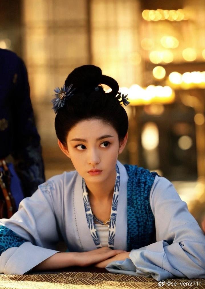 于正力捧赵晴，两年直接给到四部女主剧，资源倾斜力度拉满，话题度瞬间拉满。赵晴最早是汉服模特，初入影视圈时，因荧幕形象与精修图差距，饱受网友嘲讽，被贴上争议标签。
 
面对质疑，她没有争辩，沉心打磨演技。《凡人修仙传》墨彩环一角成为口碑转折点，细腻的演绎让观众看到她的进步，后续剧集持 ​