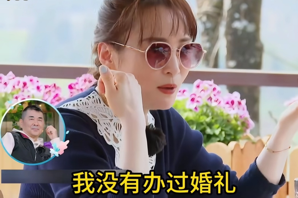 秦海璐不明白为什么蒋勤勤和陈建斌没办婚礼，蒋勤勤下一秒一句话把秦海璐给逗笑了，蒋勤勤：“我没有办过婚礼，然后老陈就说乔家大院还不够吗？”秦海璐：“什么意思？”蒋勤勤：“我们结了七天的婚还不够吗。”
陈建斌觉得在戏里拍结婚戏，还拍了七天，他觉得挺累的了，就不办婚礼了。
秦海璐一句反问拍戏跟他有什么关系