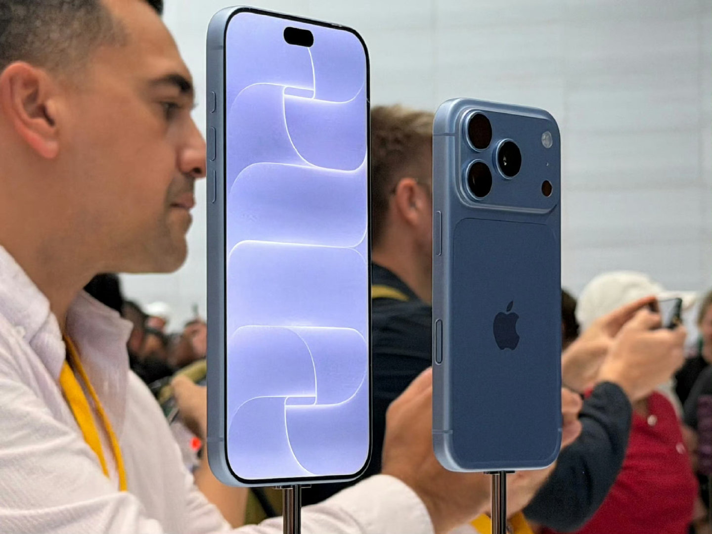 今年iPhone18 Pro Max最大的升级其实有三个：一是续航提高了15%以上，原因是电池增大+A20 Pro低功耗+C2基带低功耗。二是发热会大幅降低。三是充电速度更快了，15分钟可以充电50%。 ​