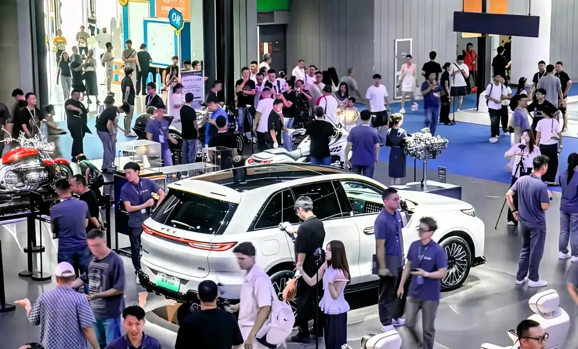 漫步于2026成都国际车展的宏大展厅，一种强烈的时代更迭感扑面而来。这里不再仅仅是钢铁机械的展示场，而是科技与人文深度交融的生活空间。最直观的冲击来自品牌格局的重塑：曾经高高在上的超豪华品牌展区略显冷清，而自主品牌展台则人潮汹涌，这种“冷热反转”深刻折射出中国汽车工业的崛起与自信。

细观展车，参数