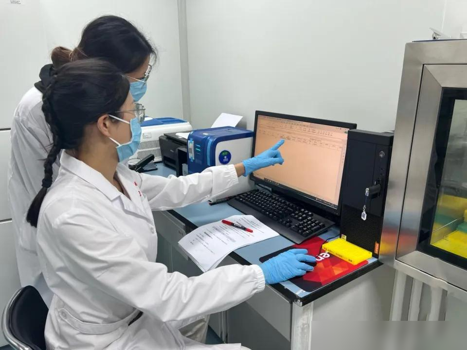 其实现在的测DNA技术已经很牛了，牛到什么程度？

聊亲子鉴定，最容易绕进去的地方，就是把“技术更精细”“价格更便宜”和“法律认可”当成一回事。其实选检测，先得想清楚自己要解决什么问题。

男性之间的粗略比对、复杂亲缘关系分析、查致病基因，虽然都涉及DNA，目的却不一样。拿一种检测的低价，去衡量另一