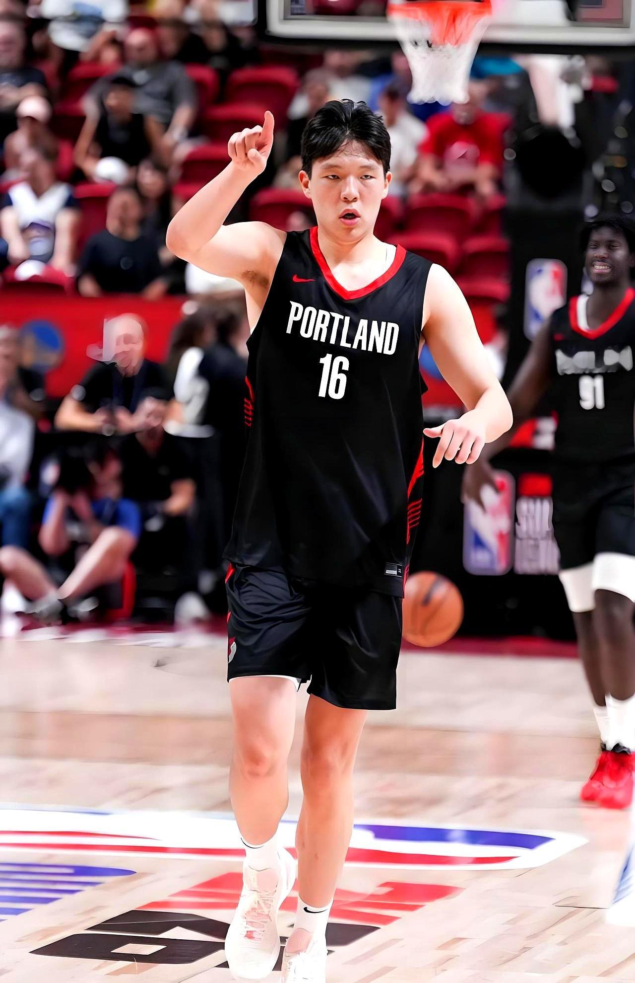 杨瀚森的第一个季后赛篮板，竟然是这么来的……    开拓者主场，G3最...