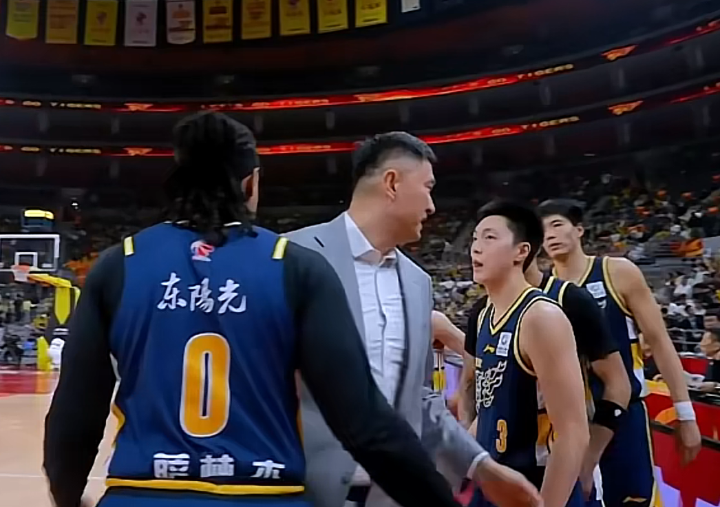 真相大白！胡明轩低迷成“拖油瓶”，杨鸣道出真相，杜锋才是压垮胡明轩的关...