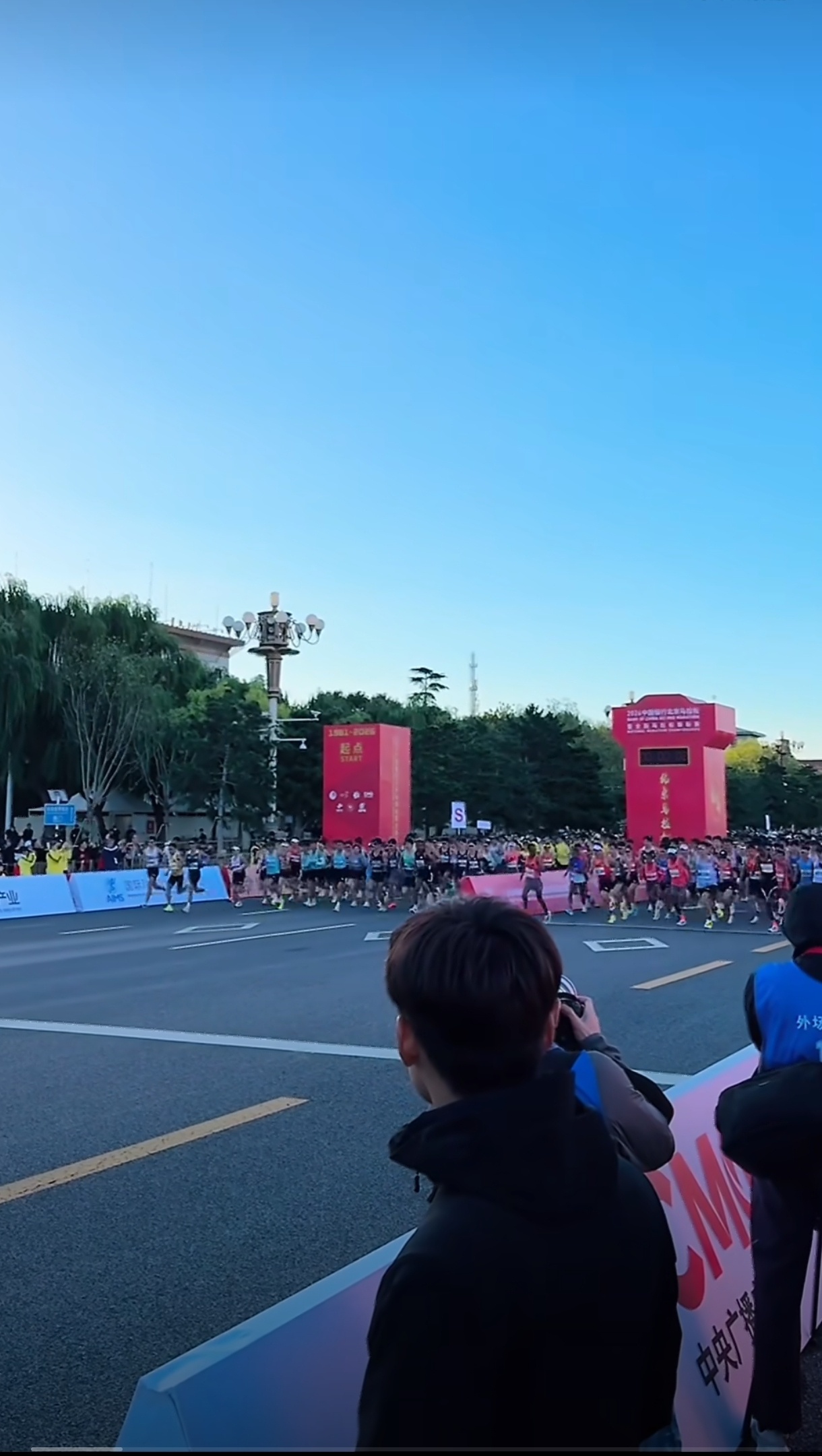 今早7时30分，2026北京马拉松在天安门广场鸣枪起跑，3.2万名跑者参赛，其中巴黎奥运冠军托拉冲击赛会纪录与国内选手丰配友夺冠的较量成为本届最大看点。  一、赛事基本情况- 时间地点：2026年10