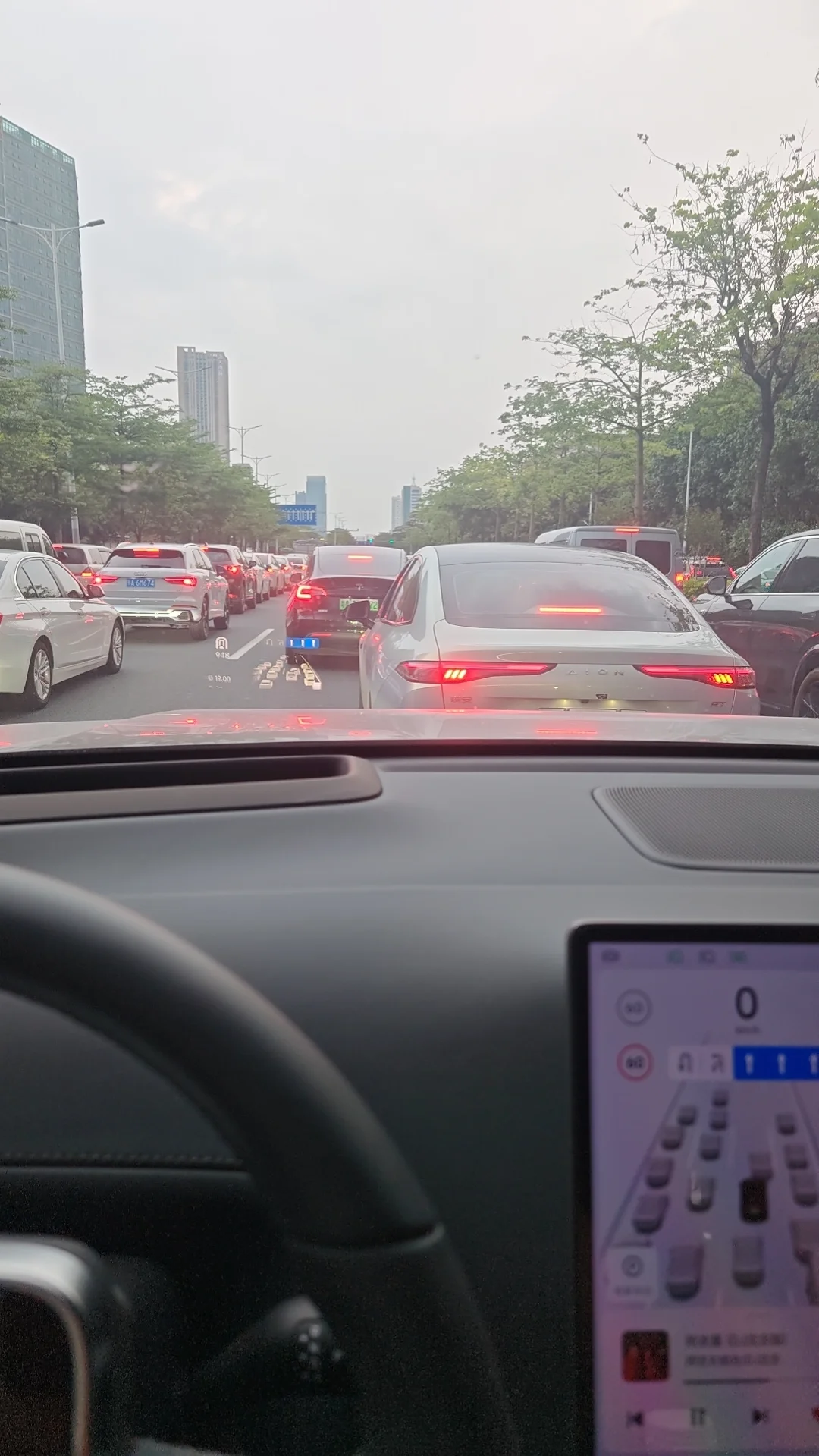 开着理想，驶入黄昏的橘色浪漫里。全景天幕盛下落日霞光，车厢隔绝尘世喧嚣，车轮缓缓