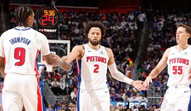 2026年10月20日NBA赛季揭幕战，底特律活塞在主场以121-113逆转击败波士顿凯尔特人。凯尔特人新援保罗·乔治首秀砍下38分创队史纪录，但杰森·塔图姆状态低迷；活塞凭借贾冯特·格林下半场19分及全队第四节23-0攻击波完成22分大逆转。
比赛结果: 活塞121-113击败凯尔特人，