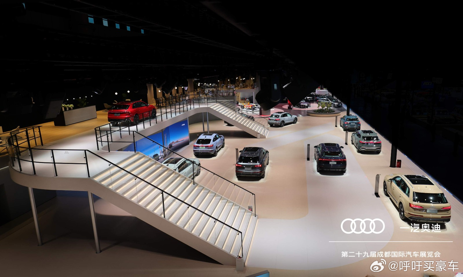 直面模拟极限路况，成都车展切身感知一汽奥迪quattro硬实力
在2026成都车展的一汽奥迪展台，quattro四驱沉浸式体验区正在成为人气最旺的打卡点🔥。观众们正排着队，迫不及待地想要体验这份源自赛道的操控自信🏎️。一汽奥迪正在通过先进的模拟设备，让大家在安全的室内环境中，真切感受quattro系统 ​