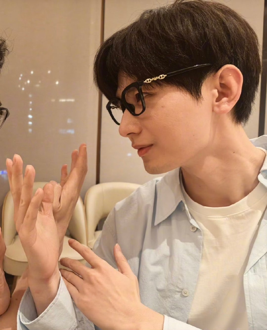 #成毅回复张智霖# cy#张智霖成毅合照# 

成毅一出现，连空气都带着温柔的味道

成毅｜赴山海｜萧秋水｜李沉舟｜肖明明｜狐妖小红娘王权篇｜王权富贵｜卢云 | 长安二十四计｜谢淮安｜两京十五日 | 朱瞻基 |​
