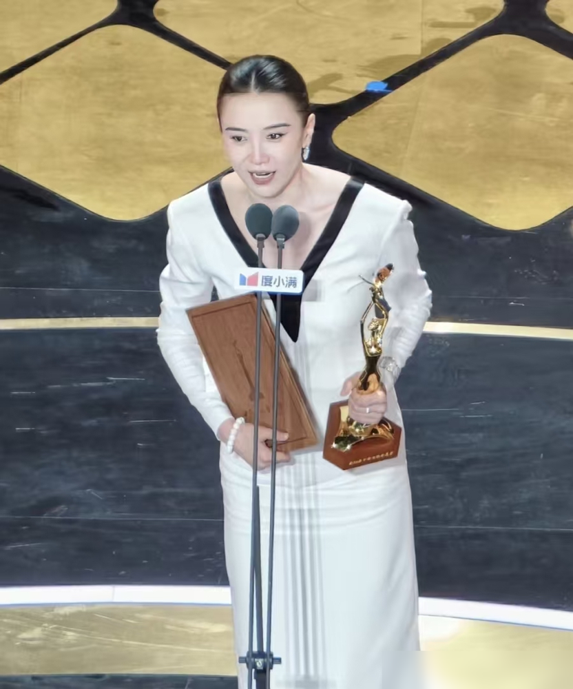 宋佳演张桂梅，海清输在哪？看完对比我服了
都是演张桂梅。海清把自己晒黑、剪短发、佝偻着背，形似度拉满，结果电影一上映，口碑崩了。观众骂的不是海清，是剧本把张校长拍成了苦情戏女主，满屏惨。
宋佳呢？个高人白，外形明明更不像。但她跑去华坪住，跟张校长聊天，抓的是那股劲儿，乐观、幽默、死磕到底的虎气。