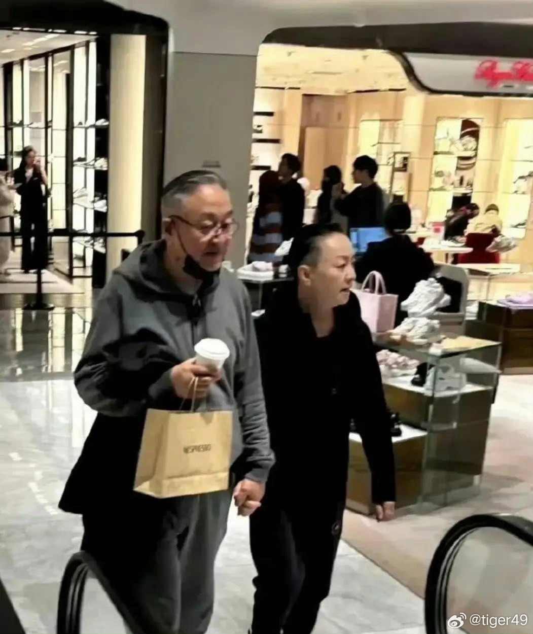 宋丹丹与赵玉吉商场偶遇，朴素日常太接地气

被偶遇宋丹丹和老公赵玉吉一同逛商场。
72岁赵玉吉牵着66岁宋丹丹，手里拎着咖啡纸袋。
一身简单休闲装束，穿搭朴素随性，没有明星架子，像普通老夫老妻悠闲逛街。

褪去荧幕光环，回归平淡烟火，简简单单的陪伴最难得。
你们觉得这种平淡的相处状态怎么样 ​