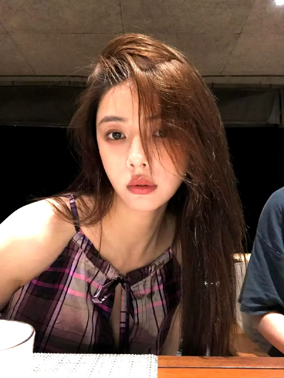 说真的，看了《我家那闺女》的预告，蔡文静的家庭画风是最让我期待的。

前面几期，张家齐妈妈害怕被抛弃、代露娃被父亲扇耳光后离家出走、淡淡六年感情消耗到离婚——每一段都让人窒息。
结果蔡文静预告一出来，画风直接变了。
虽然她是重组家庭出生的孩子爸爸妈妈当时各自带着一个哥哥结婚生了她，但是关系却非常好。