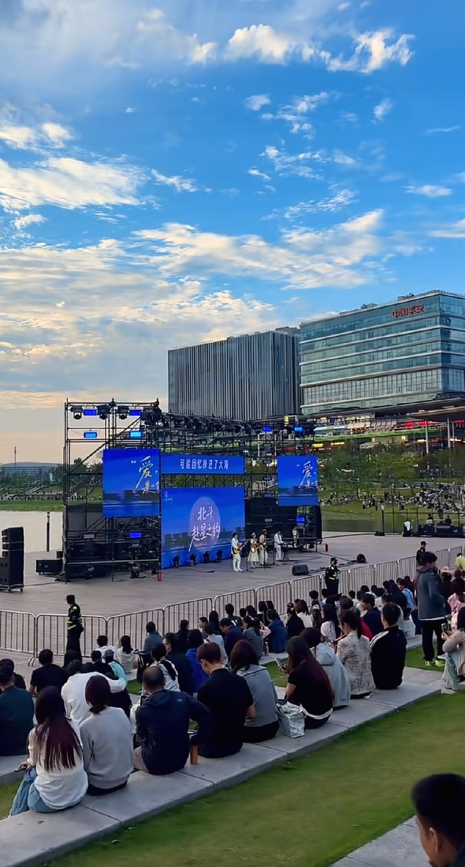奥体散场，金融岛接麦：张杰的郑州，半夜才刚开始

10月1日晚，郑州奥体中心 《天下》 《逆战》 《少年中国说》炸场，张杰时隔近3000天回郑州连唱三晚，雨里都拦不住万人合唱。 可真正懂行的歌迷都知道：奥体是主菜，金融岛才是“安可场”。

演唱会一结束，地铁、网约车、跨城大巴把人往北龙湖方向送。郑州
