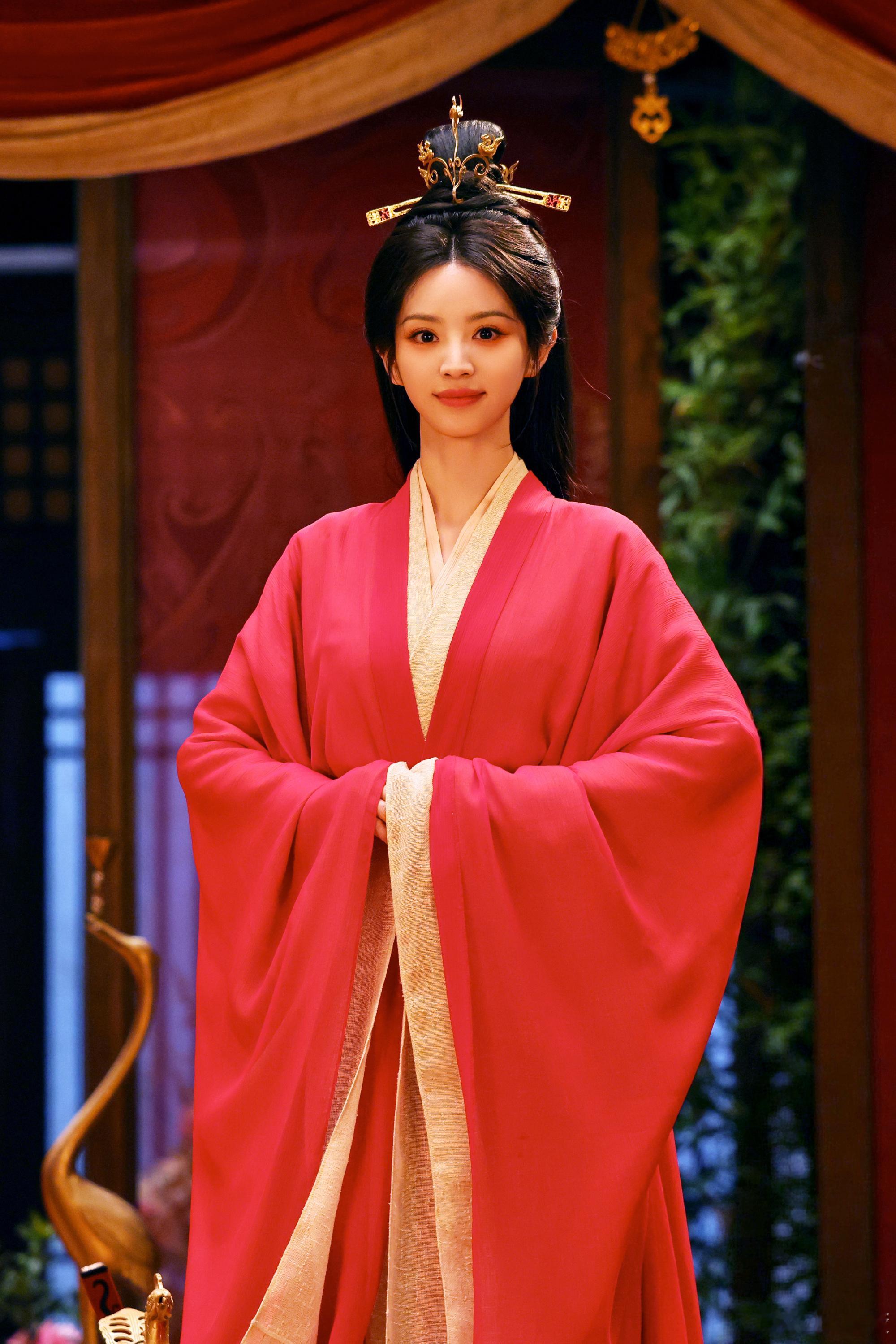 1.腾讯《大唐辟珠记》田曦薇、宋威龙，导演费振翔。

2.ab现在全靠时尚热度刷脸了，这还是她之前攒的人脉资源全用上了，不过她心态蛮好，心理挺强大的，能屈能伸。

3.田曦薇的《嫁金钗》目前热度不错，平台方挺满意的，剧方现在主宣她，团队出去撕资源的筹码也更大了。

4.白鹿跑男一姐的地位相当稳， ​