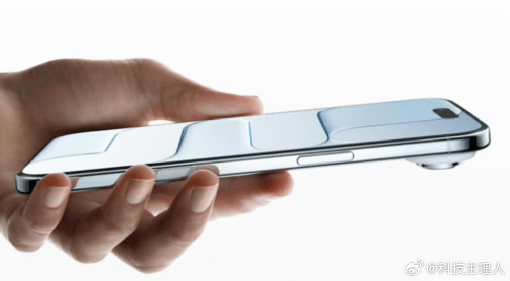 #iPhoneAir2双摄像头或分离# iPhone Air2再曝新设计爆料。为解决初代Air单摄、续航弱的用户吐槽，新机计划升级双后置摄像头。受超薄机身内部空间限制，传闻两颗镜头左右分置、闪光灯居中，是iPhone比较少见的镜头排布。初代极致轻薄，代价是单摄与3149mAh小电池，不少用户因此放弃入手。Air2还计划提升 ​
