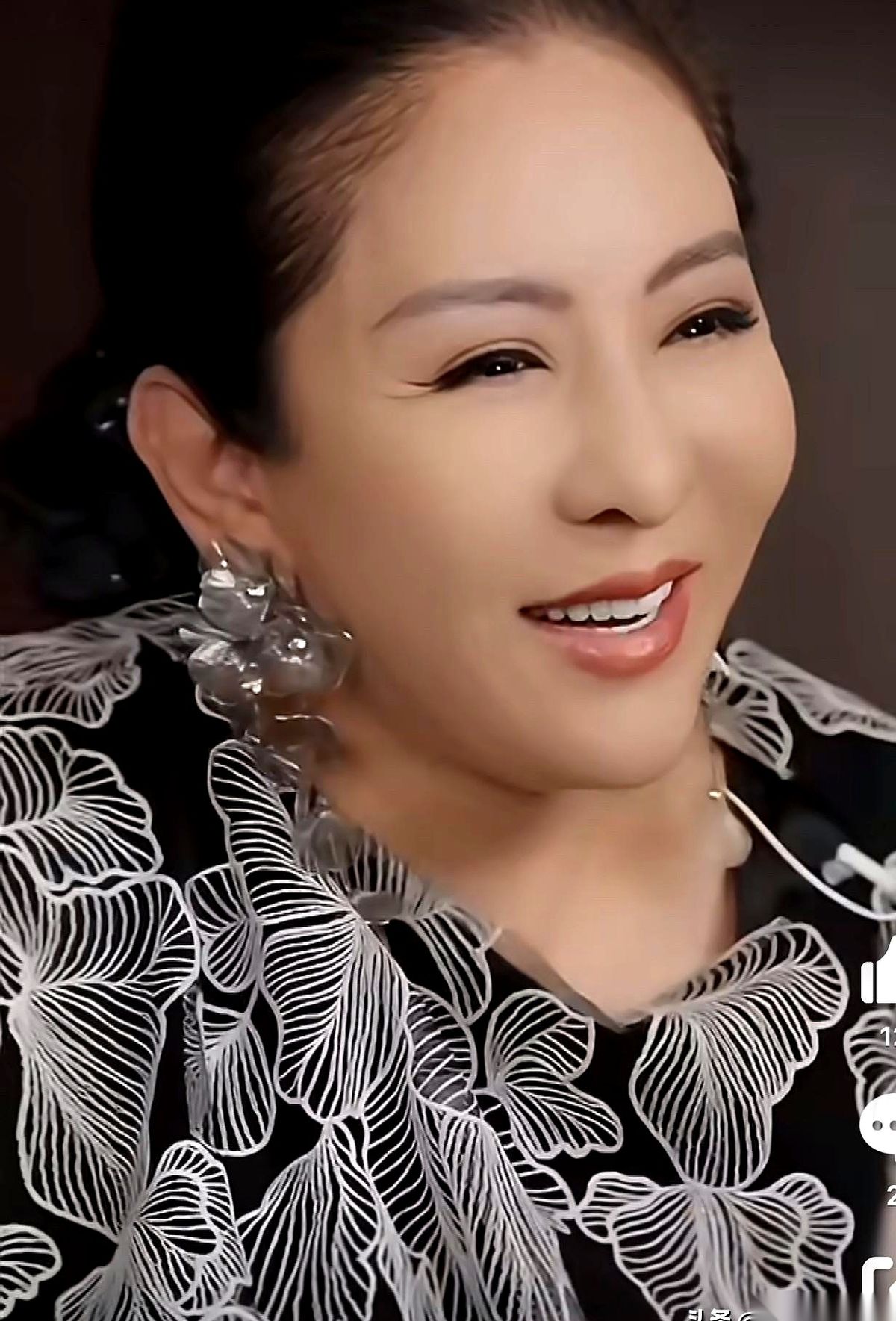 向太自己说了个事，家里吃饭时总是那三位男士先吃，她自己排在最后吃。
别人印象里始终说一不二的她，在这个饭桌上给自己安了个家庭地位最后的小女人身份。
被这幅热热闹闹抢菜画面打动的大家，其实还需要花点力气去消化她这种所谓的婚姻聪明本色。
据她自曝，如果在家里做了家常菜，看着那三个男人把爱吃的菜抢着吃完，
