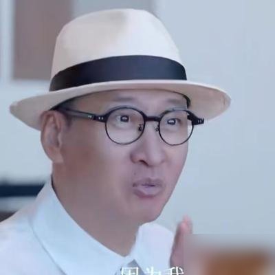 周杰是真敢啊，当年《少年包青天2》剧本烂得像屎，他当场掀桌子不演了。
资方找人说和，没用，他说这钱赚了对不起观众。
可转头《还珠格格3》开拍，原班人马跑光了，琼瑶一个电话，他咬着牙就去了。明知道是烂尾，明知道要挨骂，就为报当年提携之恩。
这人有意思，原则比钱硬，情义比原则还硬。
现在56岁，