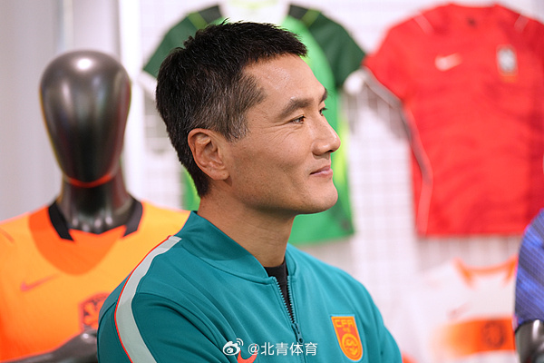 国足在澳大利亚悉尼进行了第二练。主教练邵佳一将新老国脚分成两组进行对...