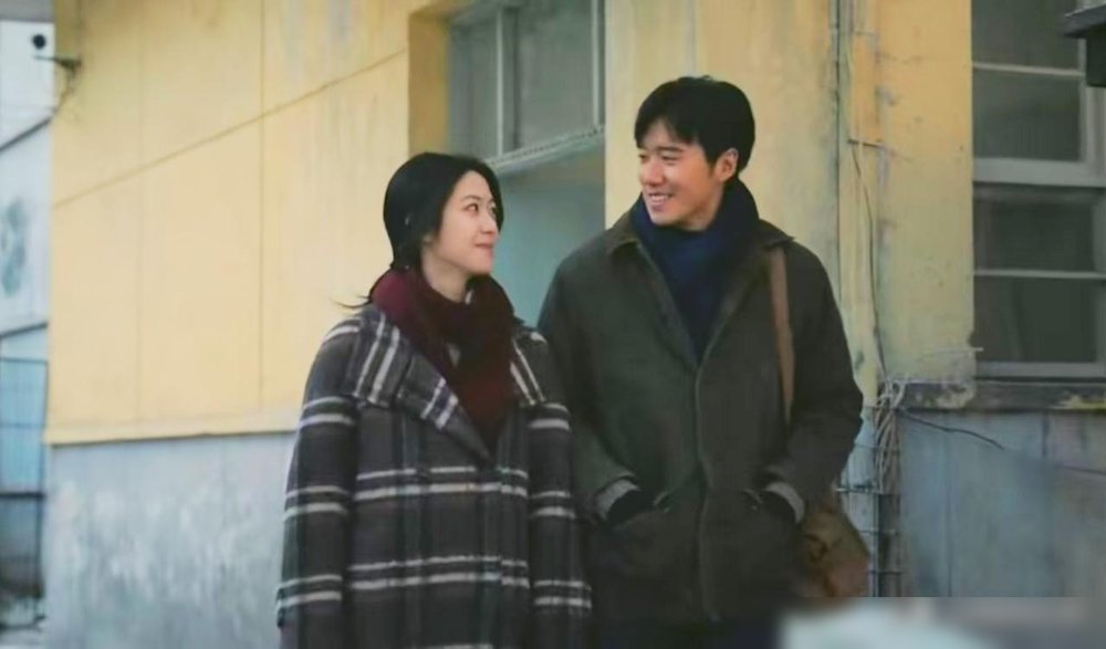 自从追《余红旧事》，剧情就整天在脑子里萦绕，跟着剧情往下看，脑子里突然冒出一个很大胆的猜想，刘阳最后会不会把肾留给郝洁。
不少观众都在盼着这场以命换命的戏码，仿佛只要把器官割给深爱的人，这个满身污泥的亡命徒就能完成一场荡气回肠的自我救赎。
可大家或许忘了，这部戏的骨子里流着班宇小说的冷血脉。那个