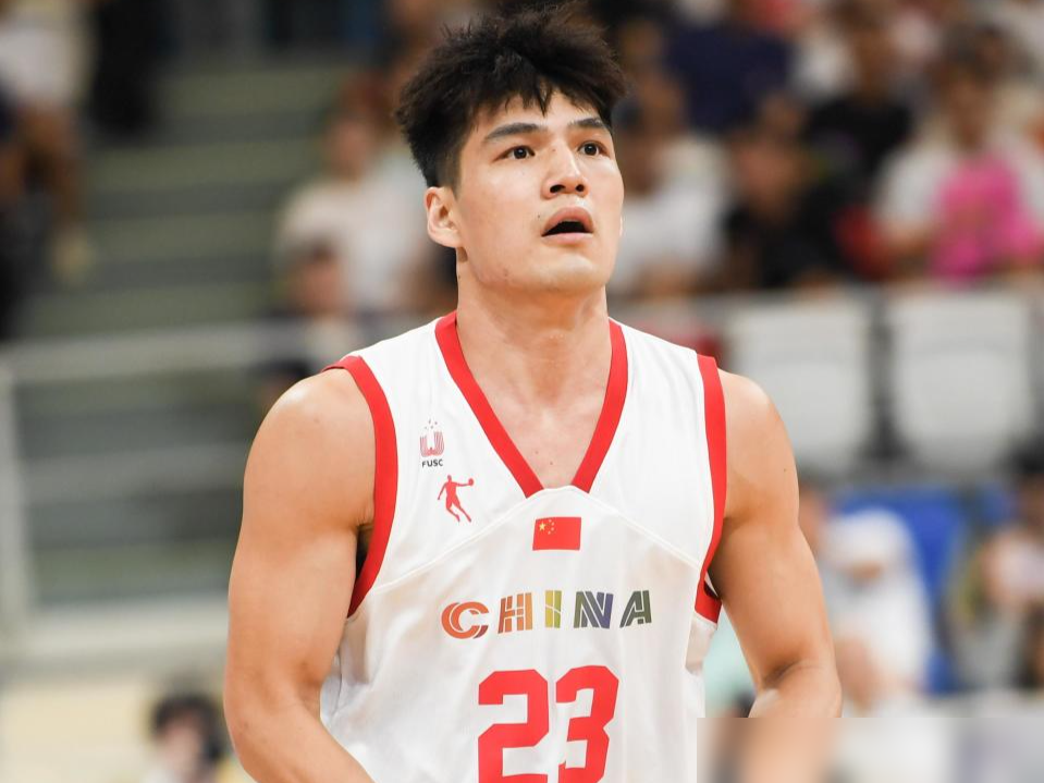 广东球迷别再刷了，拿胡明轩换曾凡博这事，从根上就是个笑话。 人曾凡博...