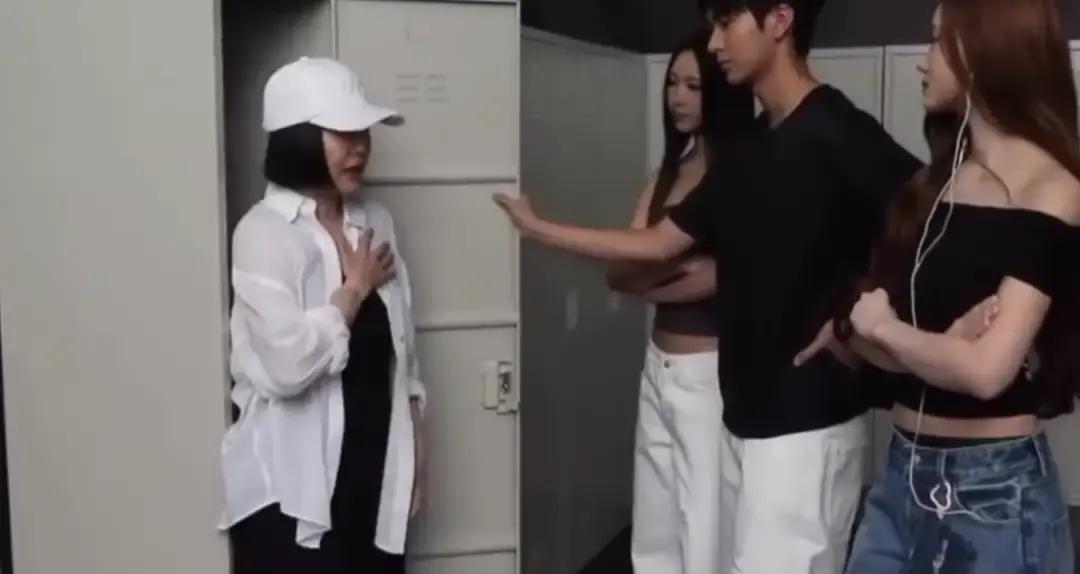 小S这次在镜头前卖力给女儿们撑场面，结果冷不丁的一句话，把在场的后辈全给整不会了。
起因是两个女儿搞了个服装牌子，当妈的亲自下场带货拉热度，连家里的侄子也拉过来一起拍视频。
几个年轻人正儿八经聊版型，说衣服不挑身材、谁穿都合适。
结果小S为了制造话题，突然接了一句：“不好意思，我胸比较大。”