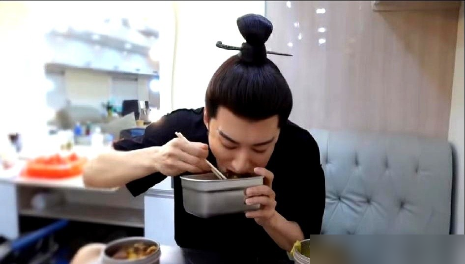 刘学义他妈探班，端了一锅红烧肉。他蹲在片场角落，连扒三碗。导演在旁边看得脸都绿了。
不是嫌他吃相难看，是下午还有戏。镜头里那身清瘦贵气的古装，全靠他往死里饿。这哥们以前160斤，硬减到130。拍半裸戏，提前半个月断碳水，最后三天连水都不喝，就为了让肌肉在镜头里干出来。谭松韵说那几天他脾气差到没人敢