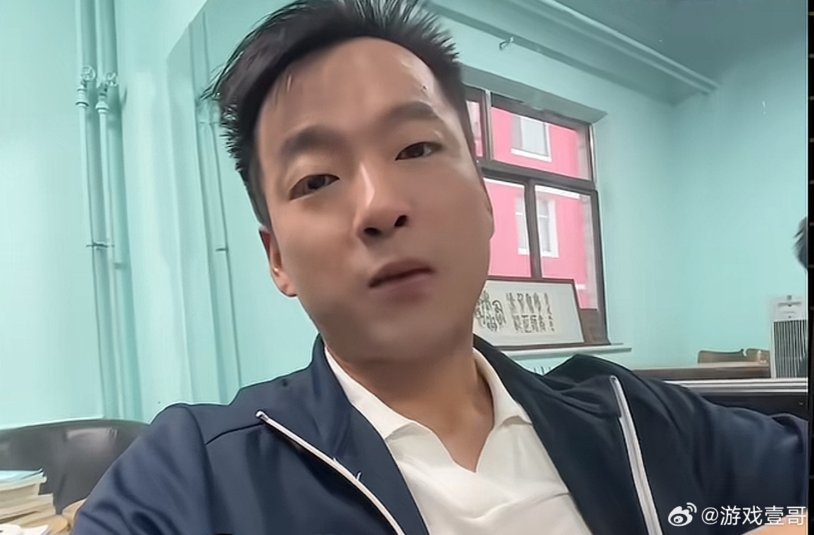 #姚月茂抖音账号被禁止关注#

当初全网热议的资助遭催捐事件反转了。当事人自称老师，晒聊天记录说因为受助学生用高端手机，停止资助后被催捐。可相关部门核查，查不到他的教师身份，他还不肯提供受助者信息，整件事疑点重重。如今账号被禁止关注，后续调查还在继续。
网上这种卖好人设的故事，真的不 ​