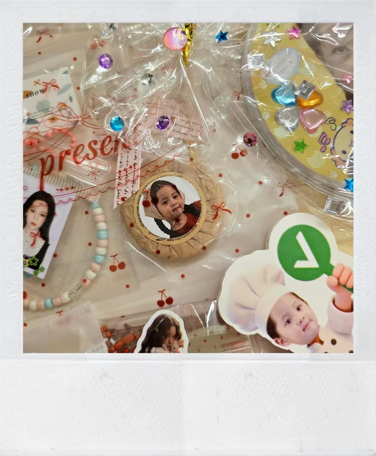 Na的

𝙽𝚊𝚝𝚝𝚎'𝚜 𝙳𝚛𝚘𝚙𝚋𝚘𝚡📬广州
把来自远方的无数心意
存放在乐园回忆录里 ♡ྀི ₊⁺⑉

它们来自不同的城市，有着各式各样的奇思妙想，也带着不同的字迹和温度。
感谢每一位娜铁的用心制作和分享！由于物料数量太多，没办法在图中全部呈现，因此 ​