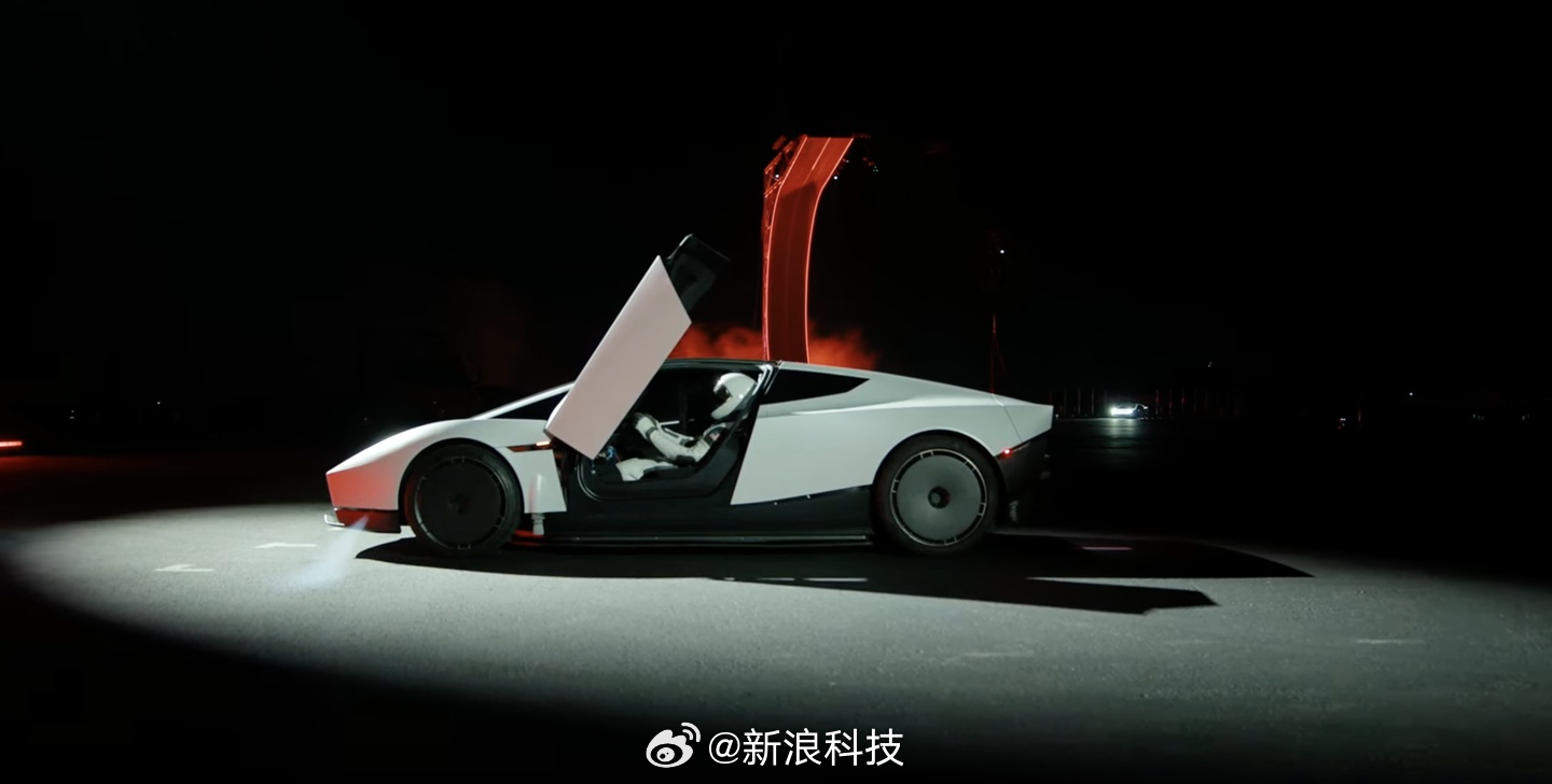【#Roadster能否合法上路仍是未知数#】10月16日，特斯拉今日展示了新一代Roadster的飞行能力，现场表演相当夸张。

这款超级跑车不仅能够倒挂行驶，还能直接跃过一排汽车，甚至在空中完成桶滚翻转动作。

经过多年预热，特斯拉终于回答了外界一直关注的一个问题：新一代Roadster确实会搭载SpaceX推进器 ​