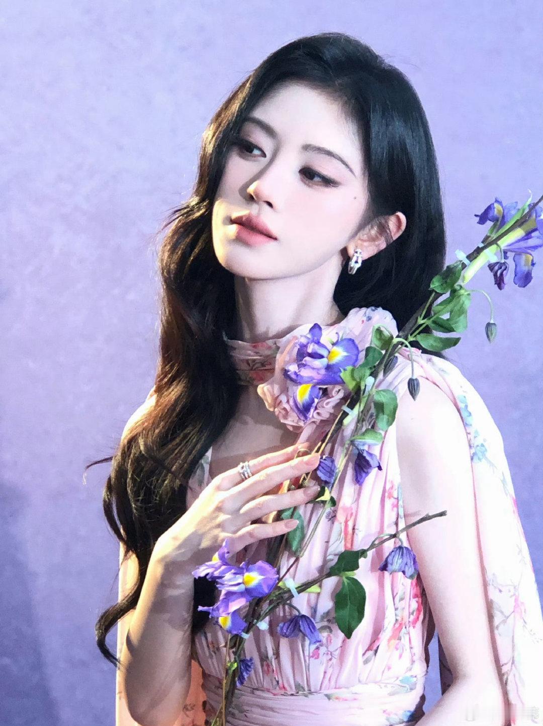 #鞠婧祎[超话]# jjy#鞠婧祎这是拍戏还是蹦极# jjy#鞠婧祎高空吊威亚速降# 

你的眼尾痣 是巴黎雨夜的第七道绝弦、

​