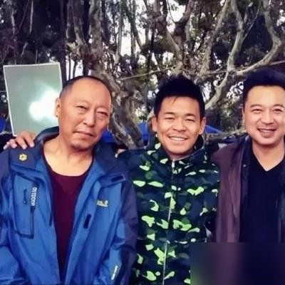 倪大红、张嘉益、孙浩、张晞临，四个人往那一站，评论区直接炸了。
张嘉益刚在央视一套《主角》里敲完鼓，那股子轴劲儿还没散。倪大红扭头进了CCTV-8《小城良方》当院长，张嘴就是东北大碴子味。孙浩、张晞临在旁边一乐，全是老江湖的松弛感。
四个加起来快两百岁的人，没一个靠脸吃饭。往镜头前一杵，皱纹里都