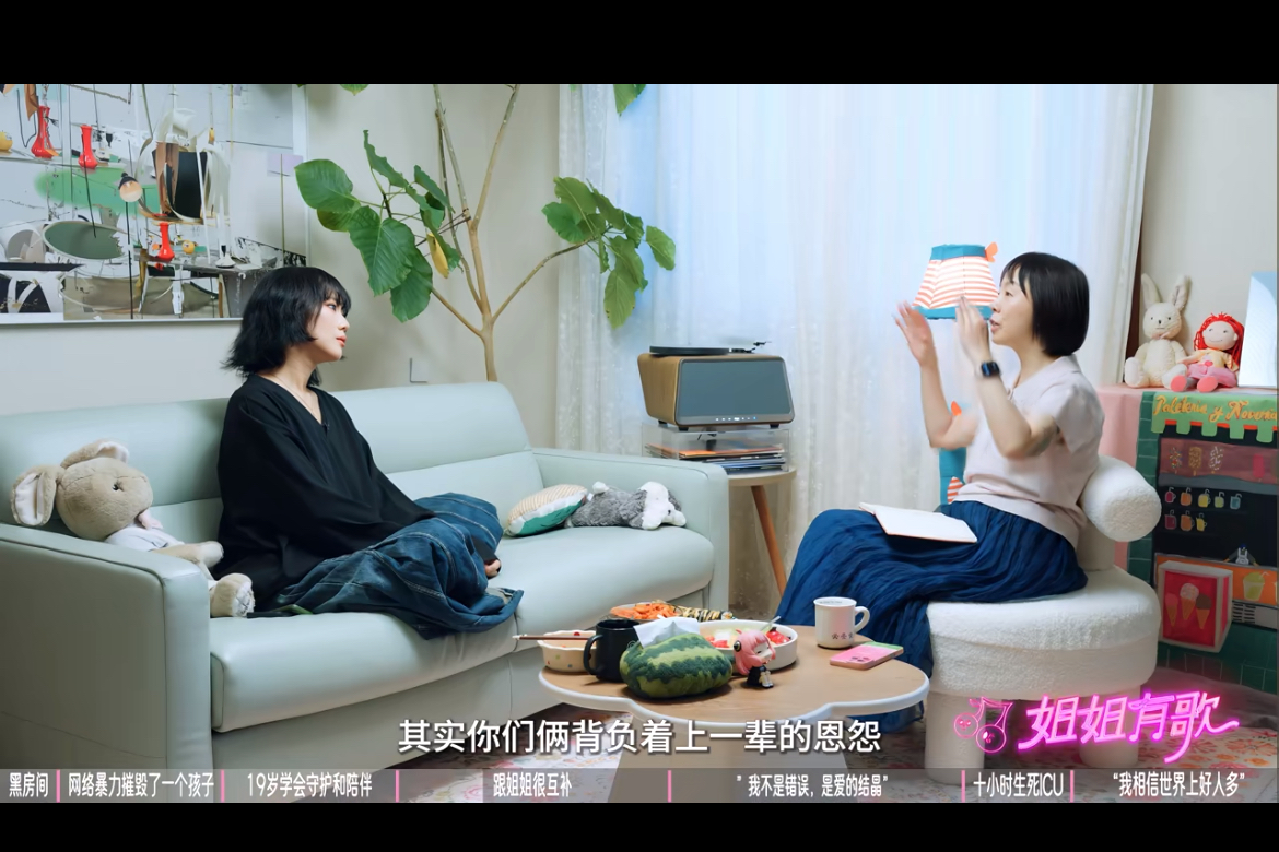 窦佳嫄谈与姐姐窦靖童破冰：第一次见面全程无话，隔着一层“薄薄的纱”持续了一两年

14岁那年，窦佳嫄出于好奇，主动约了同父异母的姐姐窦靖童喝咖啡。

结果两人坐在咖啡馆里，全程一句话都没说。

“挺尴尬的，两个人显得又陌生但又不陌生。”窦佳嫄在《姐姐有歌》播客中回忆，“明明是血缘关系的姐妹，中间却像