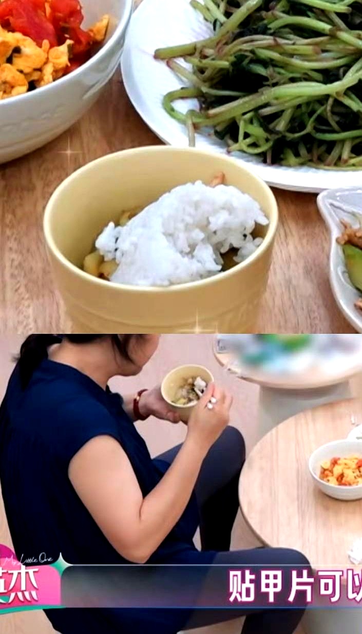 笑不活了，奥运冠军张家齐也有被老妈套路的一天。
 

前几天，张家齐妈妈在做饭时，竟然偷偷把肉埋在自己饭底下，被女儿抓个正着，直接被网友封为“爱你老己”第一人。
 

天天盯着女儿控体重，转头自己偷偷开小灶，这届当妈的属实有点双标。
 

想用一顿饭弥补二十年缺席，结果当场被张家齐一句“太会做买卖”