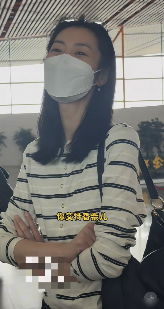 刘雯在机场咳得直不起腰，粉丝开玩笑让她送包，她哑着嗓子回了一句：艾特香奈儿送。
这姑娘，从湖南永州一个旅游专业的大专生，走到。当年长到175，在学校弓着背走路，被排挤得没朋友。她妈为矫正体态给她报模特班，17岁参加比赛，就因为冠军奖品是一台笔记本电脑。
整个永州买不到40码的高跟鞋，她妈连夜带她