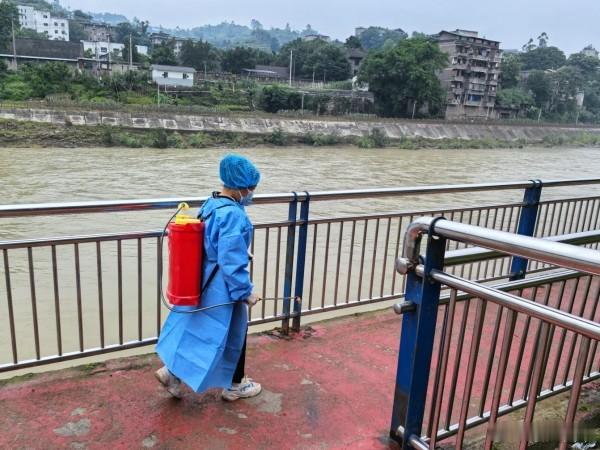 【汛后防疫“零时差” 从课堂到现场筑牢健康防线】连日强降雨刚停歇，綦江...
