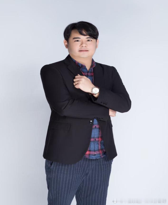 #服务标兵# 王俊杰：用心服务深耕市场 实干攻坚铸就标杆项目
王俊杰作为中国联通越秀区北京路的一线营销人员，始终坚守“以客为尊、服务为先”的工作理念，扎根商圈一线、深耕政企市场，凭借真诚服务与专业能力，省市联动成功打造顺丰速运标杆合作项目。
在对接顺丰速运过程中，面对企业网点多、人员分 ​