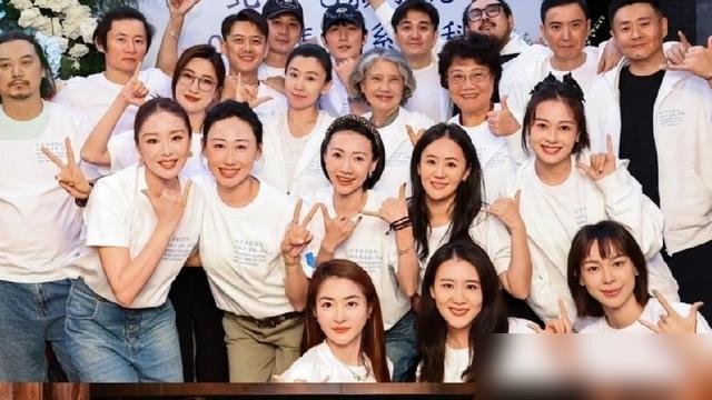 朱一龙张罗的北电06级聚会冲上热搜，高叶、彭冠英回了母校，班主任崔新琴稳坐C位。

现场没搞那些虚头巴脑的红毯排场，就是一件干干净净的白T恤，大家挨个在上面签名。伴手礼盒子上细致地刻着每个人的姓名缩写，连专属的小诗都给配齐了，全是朱一龙私下花心思抠出来的细节。

演艺圈向来是个极度现实的名利场，捧高