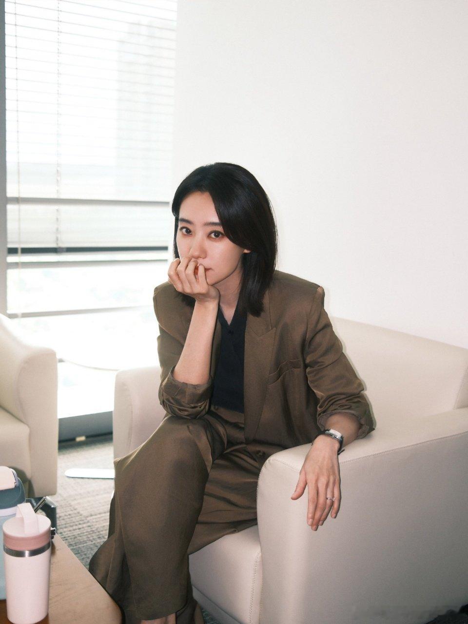 #张小斐蔡文静别试探了有市场#张小斐新剧《开盘》杀青，销售王牌张微的气场真的好带劲啊[awsl][awsl][awsl]穿上西装完全女神级别[打call][打call][打call] ​