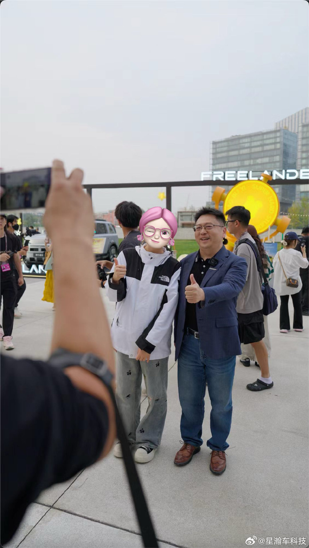 原来现实中的霸总那么暖！

周末去看毛毛演唱会
偶遇了神行者CEO文飞！
听说是特地请车主一起来看演唱会
支持毛毛！
第一次在现实中见到CEO本人
完全没架子特别亲切和大家合影

#奇瑞捷豹路虎 ##FREELANDER神行者8##FREELANDER神行者##毛不易##毛不易演唱会# ​
