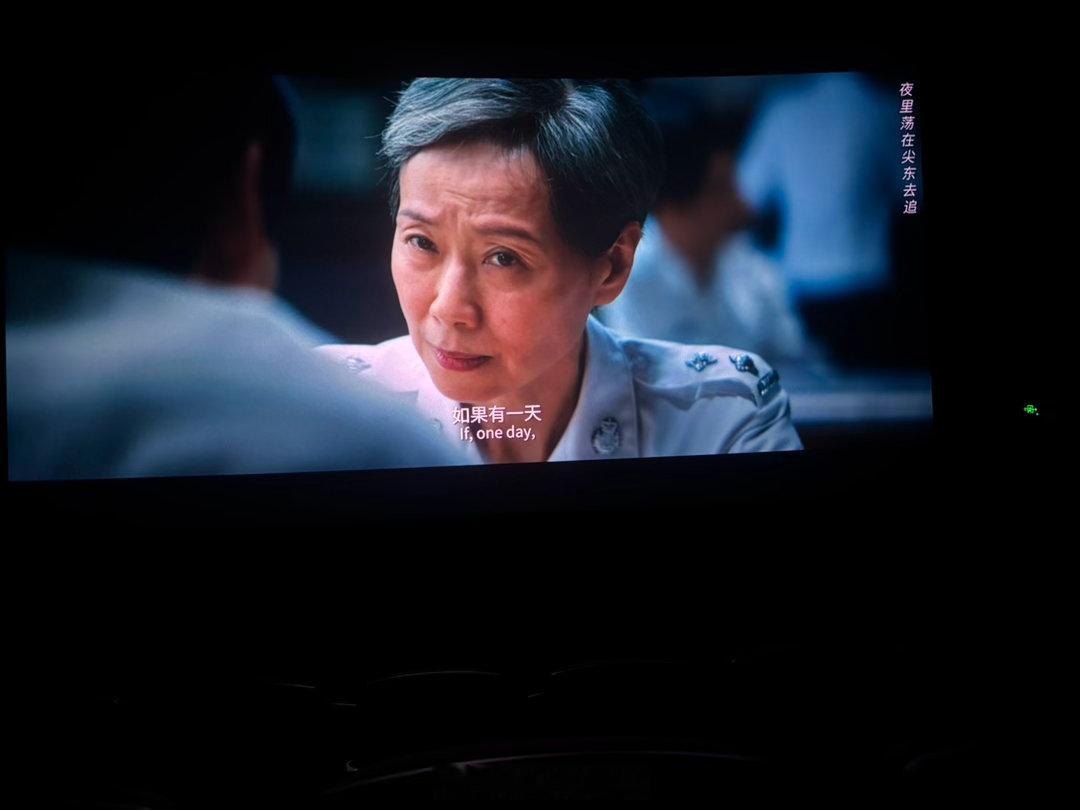 #细马撷粹# 

《空枪》真是好长的一部电影，15：30开映，结束后字幕没推完我小便太急，边往外冲边看手表，整整18：10，和预告的一样，160分钟或者不止。

应该说，这是2000年香港电影普遍衰落之后，警匪片里很耐看的一部。我没有用精彩，而是用耐看来形容，就是说能一直看到最后，甚至憋着也要坚持看完 ​