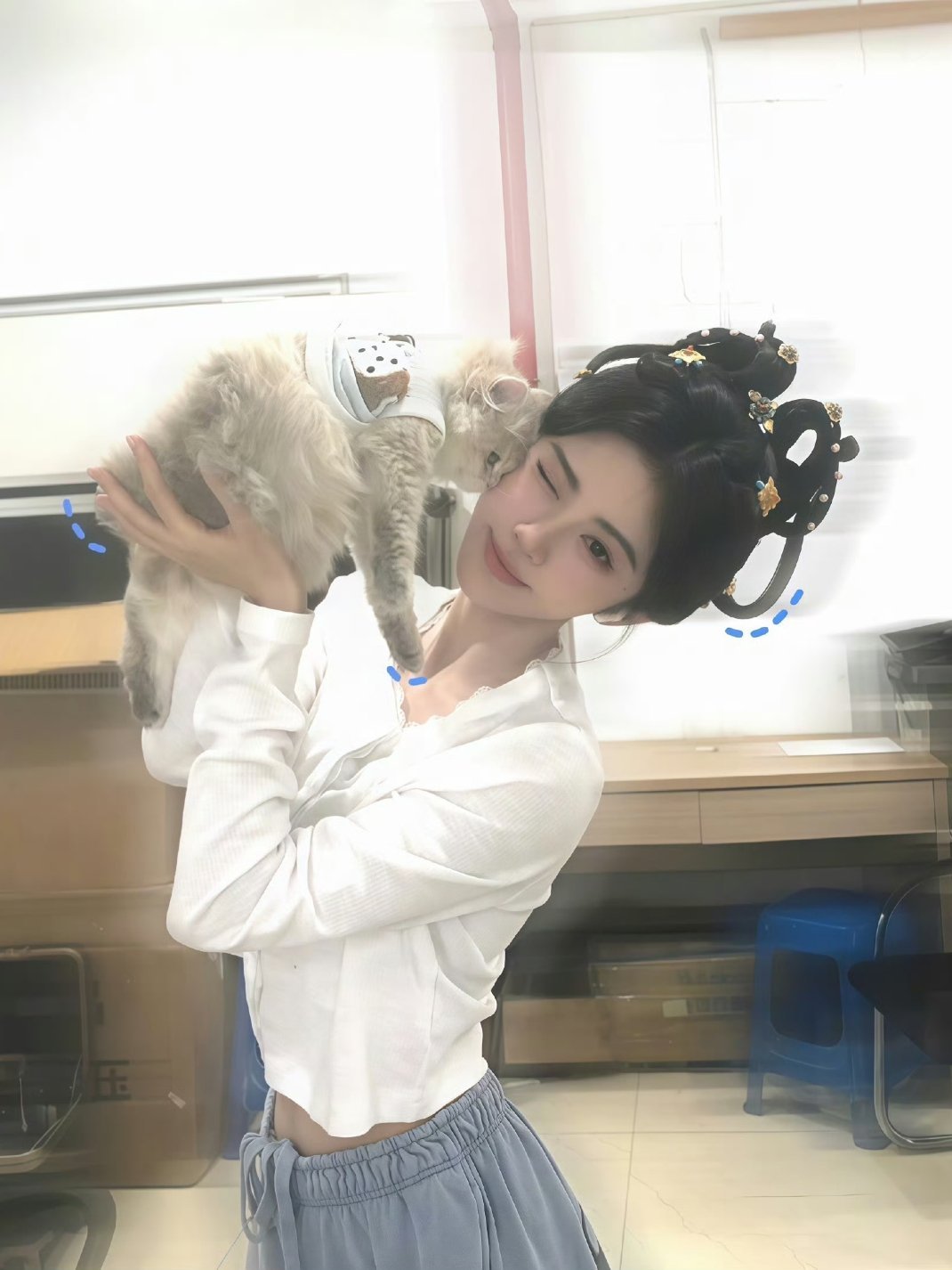 鞠婧祎角色各种抱猫🐈 ​​​
