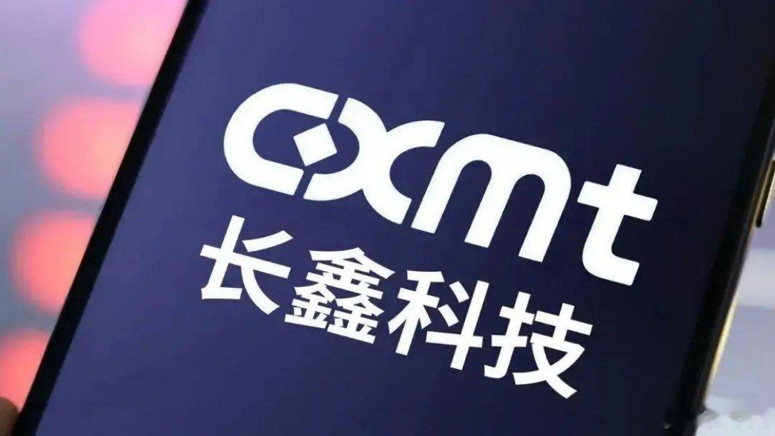很多人只盯着长鑫拒绝苹果压价的表象，却忽略了决定这一局面的底层参数：国产存储供应链在极端产能约束下的系统性校准。

从华为、小米通过高价长协锁定近九成产能，到订单排期直达2027年底的绝对卖方市场，这并非简单的商业博弈，而是本土企业在掌握核心技术变量后完成的一次强制重组。当国际巨头将产 ​