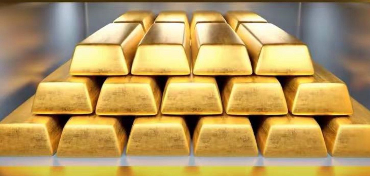 #水贝金镯子卖断货了#
但要是单纯冲着"金价跌了赶紧囤"去抢，我得提醒一句：金饰挂牌价含工费溢价，跟投资金条是两回事，买来戴没问题，指望它短期升值就得掂量掂量。按需消费，别上头。 ​