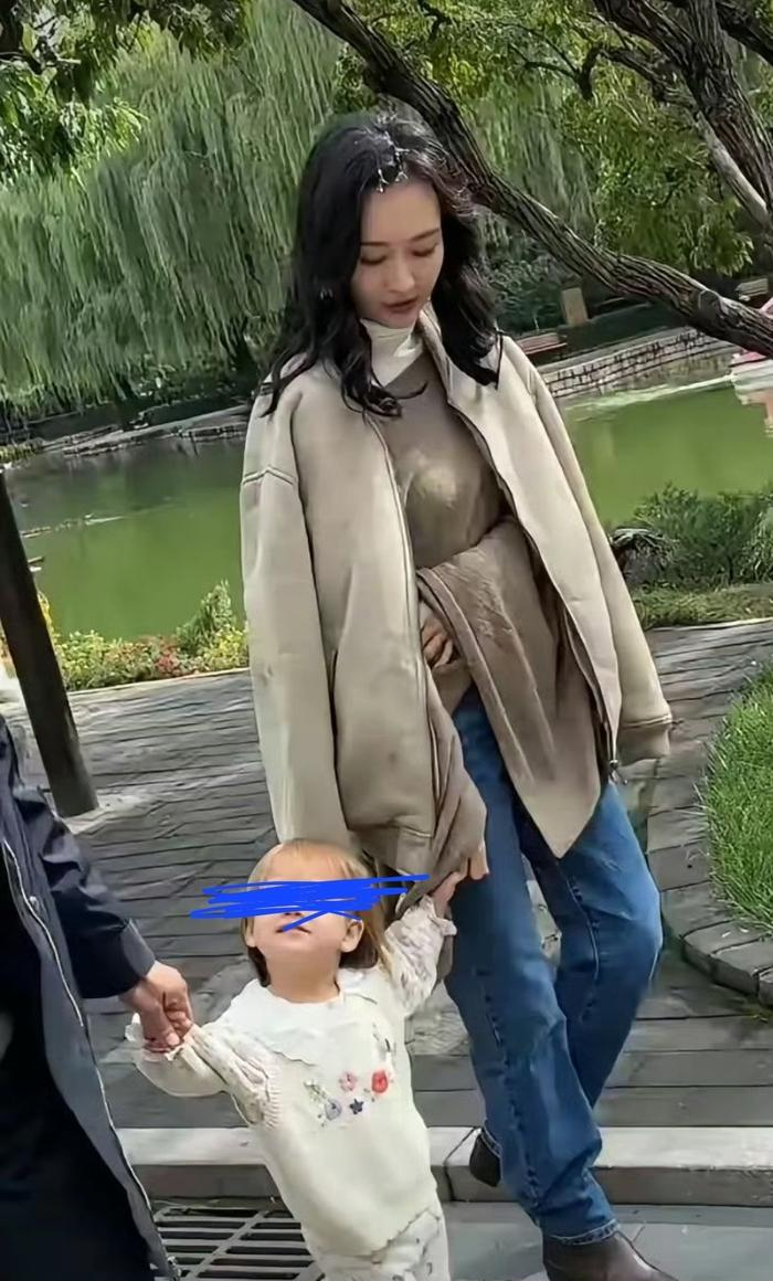王鸥前几天发文承认自己生了女儿，而且是独自抚养，整篇声明完全没提到孩子的父亲是谁。
看到这事我第一反应是有点愣住的。
因为以前遇到这种情况，比如张碧晨那会儿，大家好像总觉得得把来龙去脉全交代清楚，男方是谁、怎么生的，恨不得发长文给外界一个说法。
王鸥这次就很干脆，承认有孩子，我自己养，后面全留白了。