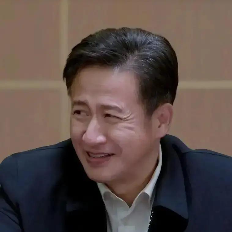 当年要不是于震因为嫌片酬低摔门而去，演艺圈可能永远不会有那个霸道又护犊子的七连长高城。
剧组当时穷得叮当响，全剧总投资才一千二百万，张译一集八千，高城这个角色的预算满打满算只有五千块。
大腕演员嫌钱少拂袖而去，康洪雷在空荡荡的排练厅里坐不住了，翻遍通讯录，半夜把电话打给了还在地下室给娃洗脚的张国