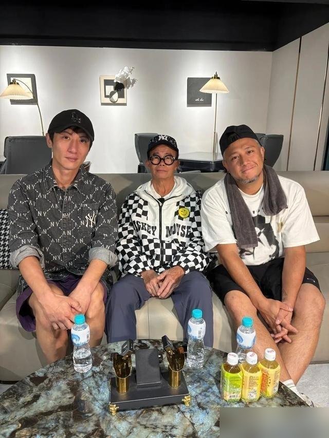 蔡卓妍借出去的钱，直接当红包了，还撂下一句：大家没欠你的。
张致恒把她列为债主，百万港元，隔三差五出来哭穷。蔡卓妍这次不装大度，采访里直接说早没见面了，钱不要了，人也别再找。
她说得挺透，帮你是情分，不是欠你的。喊穷没用，得自己站起来挣钱。
转头她又解释被拍到手肿腰圆，不是怀孕，是拍贺岁片《食