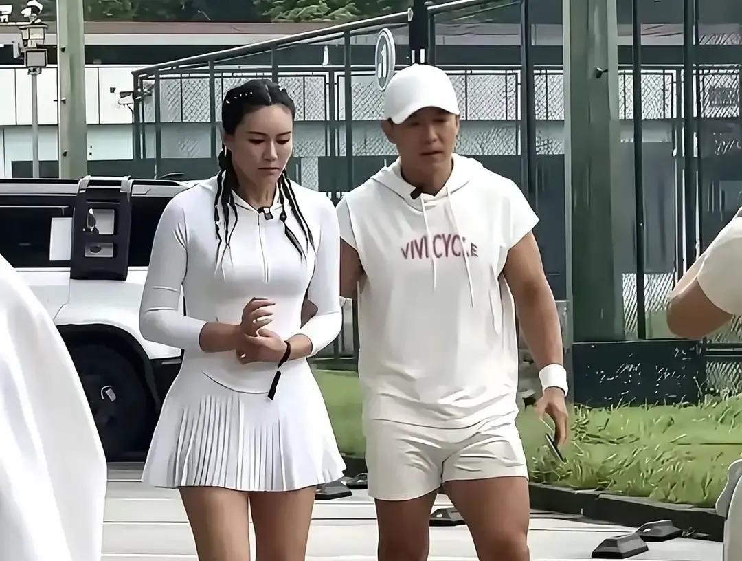 刘畊宏的直播间，人到底是怎么跑光的？很多人说是因为带货，我觉得这事儿没说在根子上

真正的答案，其实一直都在他身边，就是他老婆vivi

两年前，谁没跟着《本草纲目》跳过几下？那会儿刘畊宏的直播间，四百多万人在线，跟开演唱会似的，粉丝冲到七千万，都指望着“腰间赘肉咔咔掉”

结果呢，三年多过去，粉丝