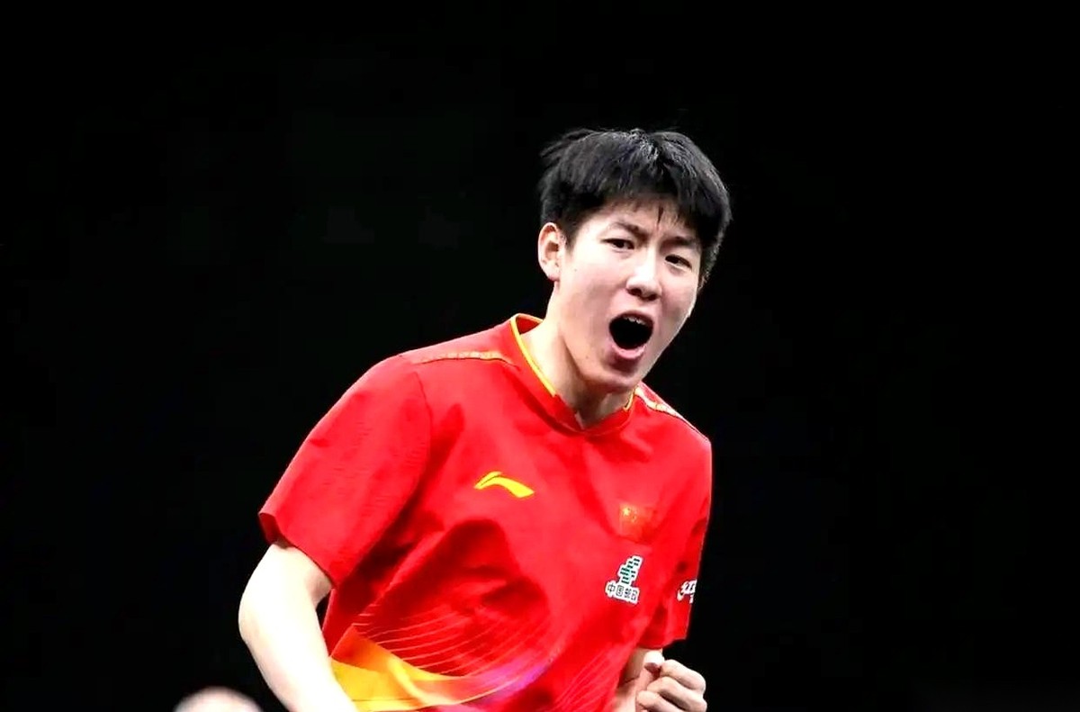 亚运会男团半决赛的挡板外，向鹏把长袖外套拉链拉到领口，两腿并拢，死死盯着几米外的球台。今天顶替他站上第三单打位置的，是队友温瑞博。不是因为温瑞博状态炸裂，而是场下的主帅王皓，跟对面狠狠撞了一次“空车”。
透过当时的转播画面复盘，这局排兵布阵的暗战，可比台上的球拍挥舞刺激多了。
赛前，王皓这边一盘算：