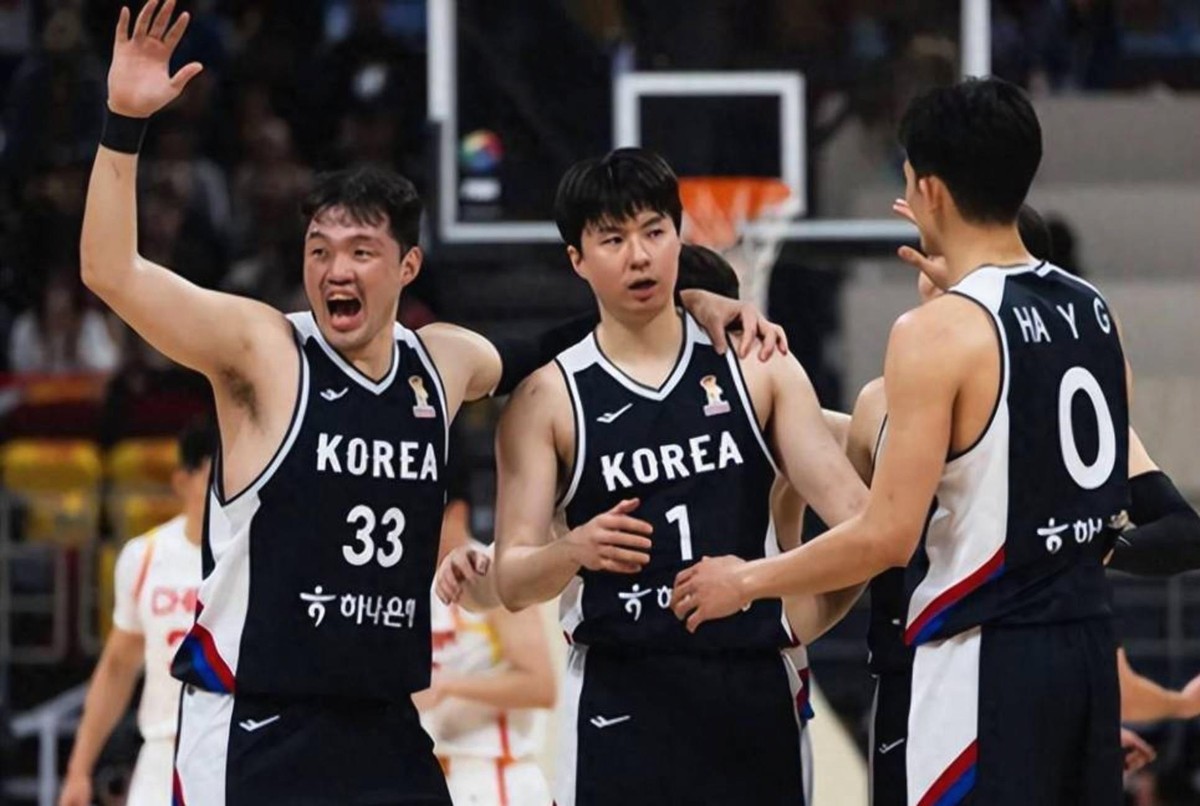 韩国男篮决赛当天上午等大巴去训练，车没来，训练直接取消，韩方随后提出抗议要求见组委会高层。李贤重和队友一早就在酒店门口集结，等来的却是车辆压根没安排的消息。可到了晚上决赛，韩国队67比57拿下日本，时隔12年重夺亚运金牌，李贤重砍下27分18篮板。赛后球队没继续纠结，散步喝咖啡调整情绪，李贤重说没必