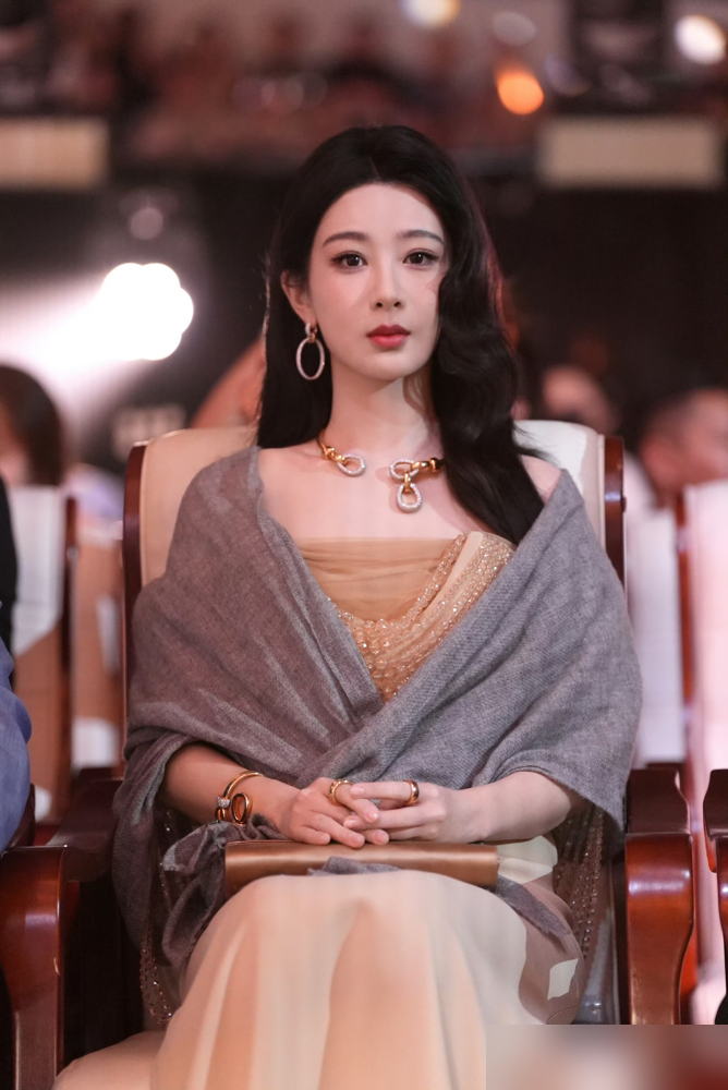 肖战杨紫同框上热搜，两家粉丝居然统一战线！
这次白玉兰奖，杨紫拿了最佳女主角，肖战入围最佳男主，活动两次被安排邻座，被拍到底下聊天、鼓掌微笑。
旧CP粉挖细节炒七年顶峰相见，换别家顶流同框早撕得腥风血雨。这次两边唯粉全喊拒绝捆绑，专注自家，一致抵制炒绯闻，连互骂都没有，两人早就明确是同行好友，过
