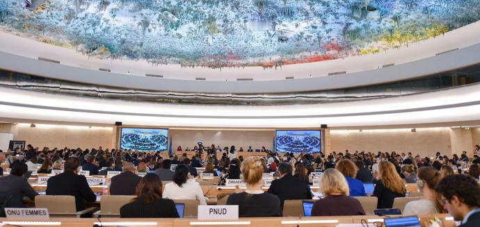 联合国会议上，中国代表挨个点名6个国家，撂下一句：你们没资格！

一个是联合国会议上的人权交锋，一个是中东局势突然升温。10月5日，中方在联合国会议上连续点名6个国家；仅仅一天后，中国驻沙特使领馆又发布领事提醒，要求在沙中国公民和中资机构注意安全。

这两件事看似没有直接关系，背后却指向同一个现实：